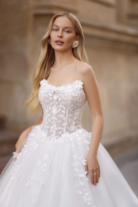 https://www.sposa-lia.com/images/stories/virtuemart/product/11_madelin_02.jpg