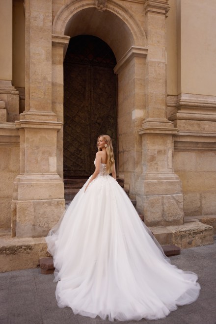 https://www.sposa-lia.com/images/stories/virtuemart/product/11_madelin_03.jpg