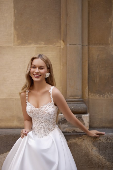 https://www.sposa-lia.com/images/stories/virtuemart/product/13_deborah_02.jpg