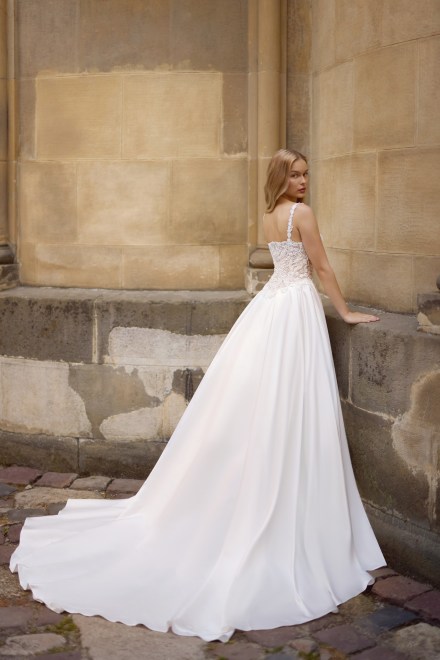 https://www.sposa-lia.com/images/stories/virtuemart/product/13_deborah_03.jpg