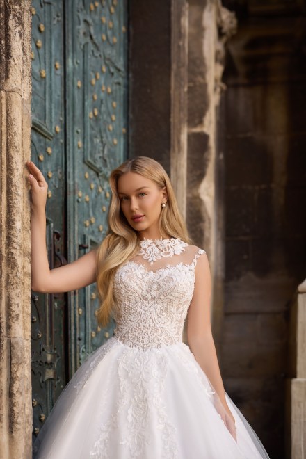 https://www.sposa-lia.com/images/stories/virtuemart/product/16_daisy_02.jpg