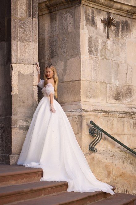 https://www.sposa-lia.com/images/stories/virtuemart/product/17_jasmine_03.jpg