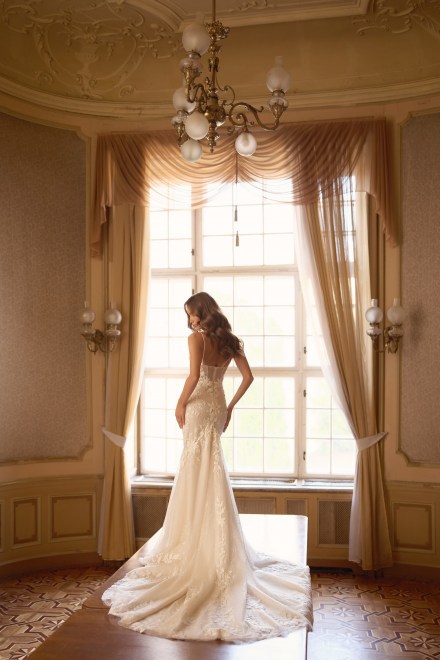 https://www.sposa-lia.com/images/stories/virtuemart/product/1_linda_03.jpg