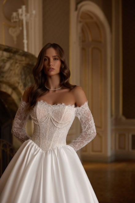 https://www.sposa-lia.com/images/stories/virtuemart/product/26_audrie_02.jpg