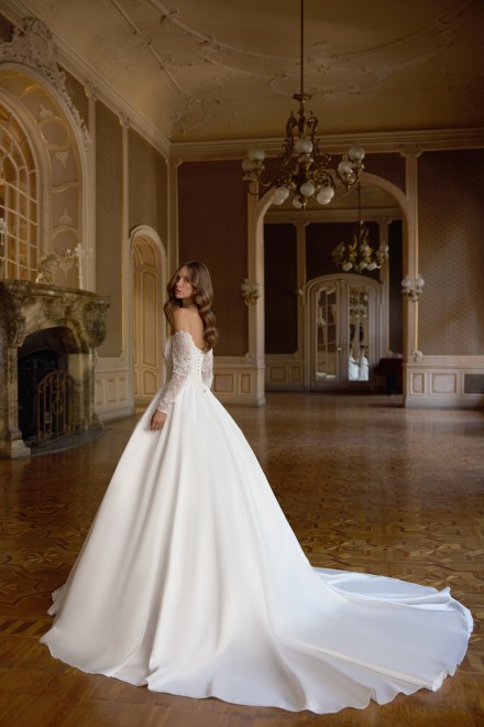 https://www.sposa-lia.com/images/stories/virtuemart/product/26_audrie_03.jpg