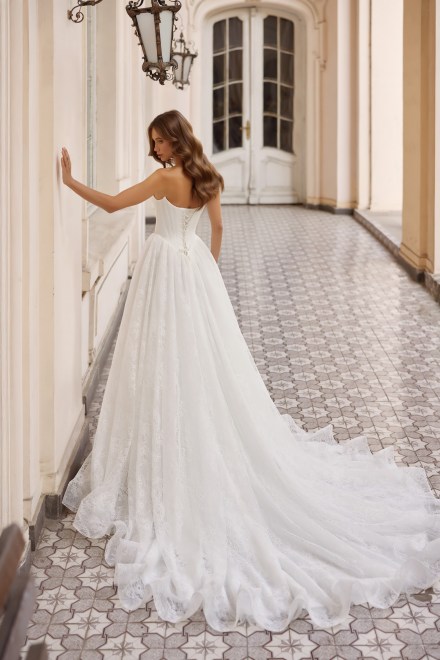https://www.sposa-lia.com/images/stories/virtuemart/product/3_emma_03.jpg
