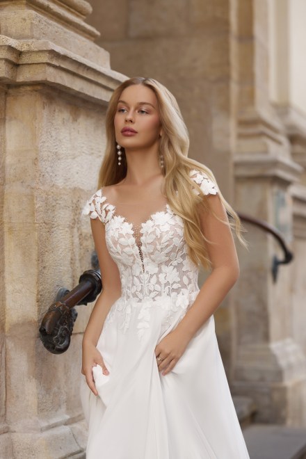 https://www.sposa-lia.com/images/stories/virtuemart/product/7_arbella_02.jpg