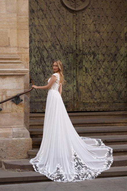 https://www.sposa-lia.com/images/stories/virtuemart/product/7_arbella_03.jpg