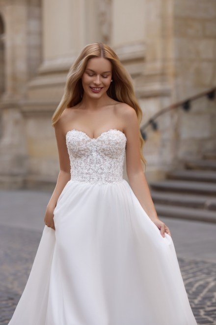 https://www.sposa-lia.com/images/stories/virtuemart/product/8_jade_02.jpg