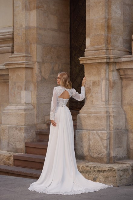 https://www.sposa-lia.com/images/stories/virtuemart/product/8_jade_03.jpg