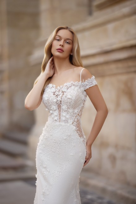 https://www.sposa-lia.com/images/stories/virtuemart/product/9_hazel_02.jpg