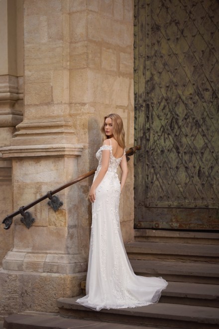 https://www.sposa-lia.com/images/stories/virtuemart/product/9_hazel_03.jpg