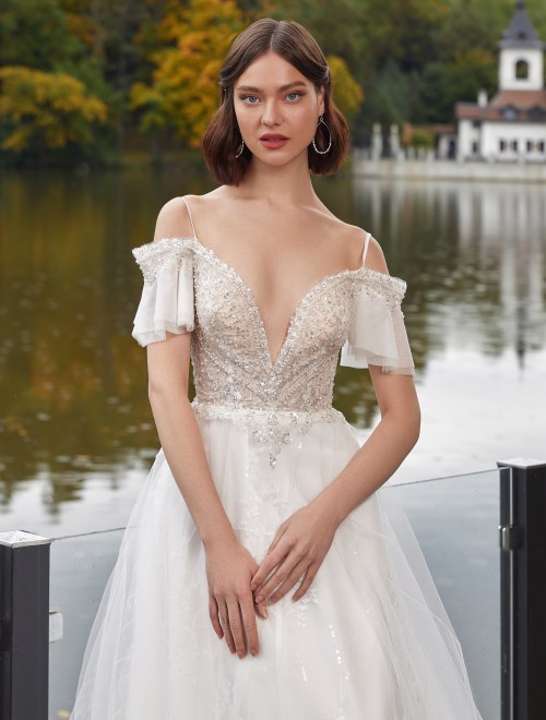 https://www.sposa-lia.com/images/stories/virtuemart/product/Carmen(2).jpg
