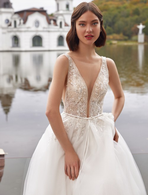https://www.sposa-lia.com/images/stories/virtuemart/product/Simona(2).jpg